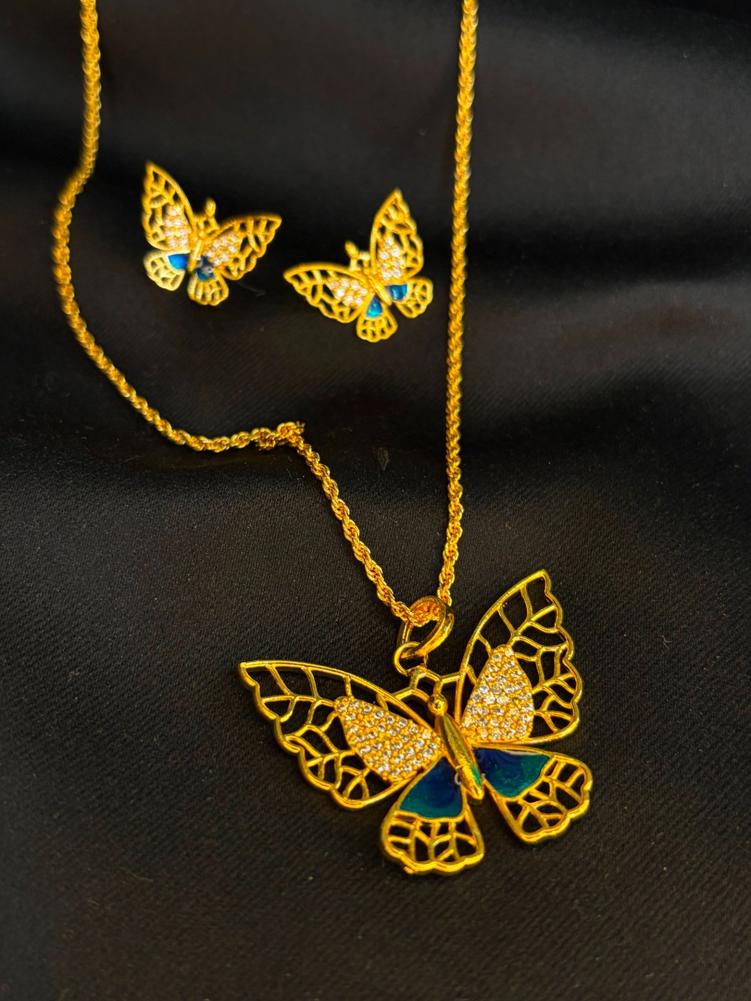 Titli Pendant Set