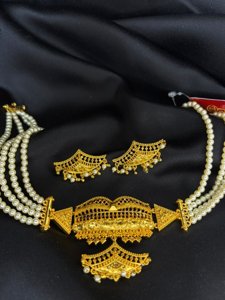 Rajshubha pearl choker