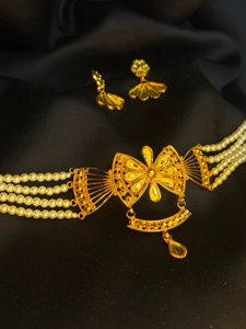 Madhulika Pearl Choker